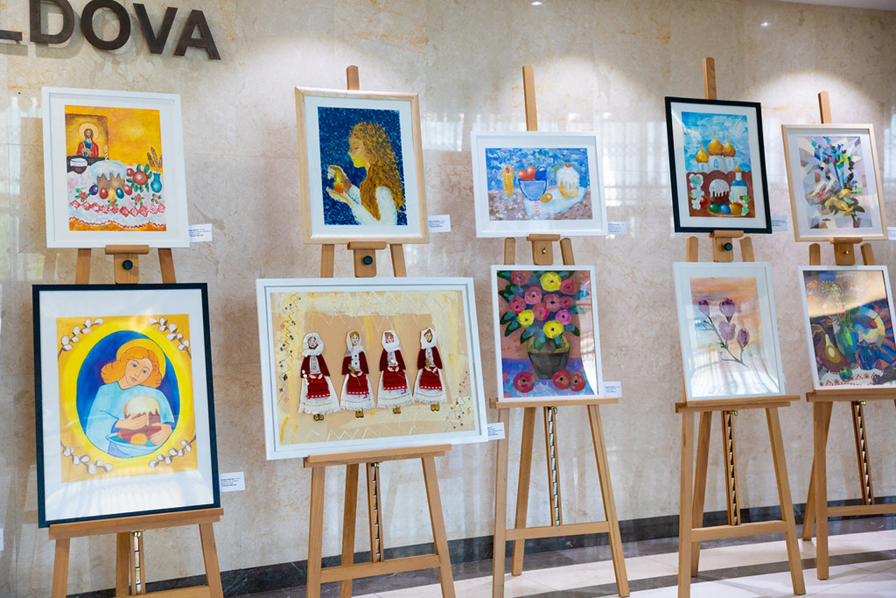 Tradițiile moldovenești prin ochii tinerilor artiști – expoziție la Parlament