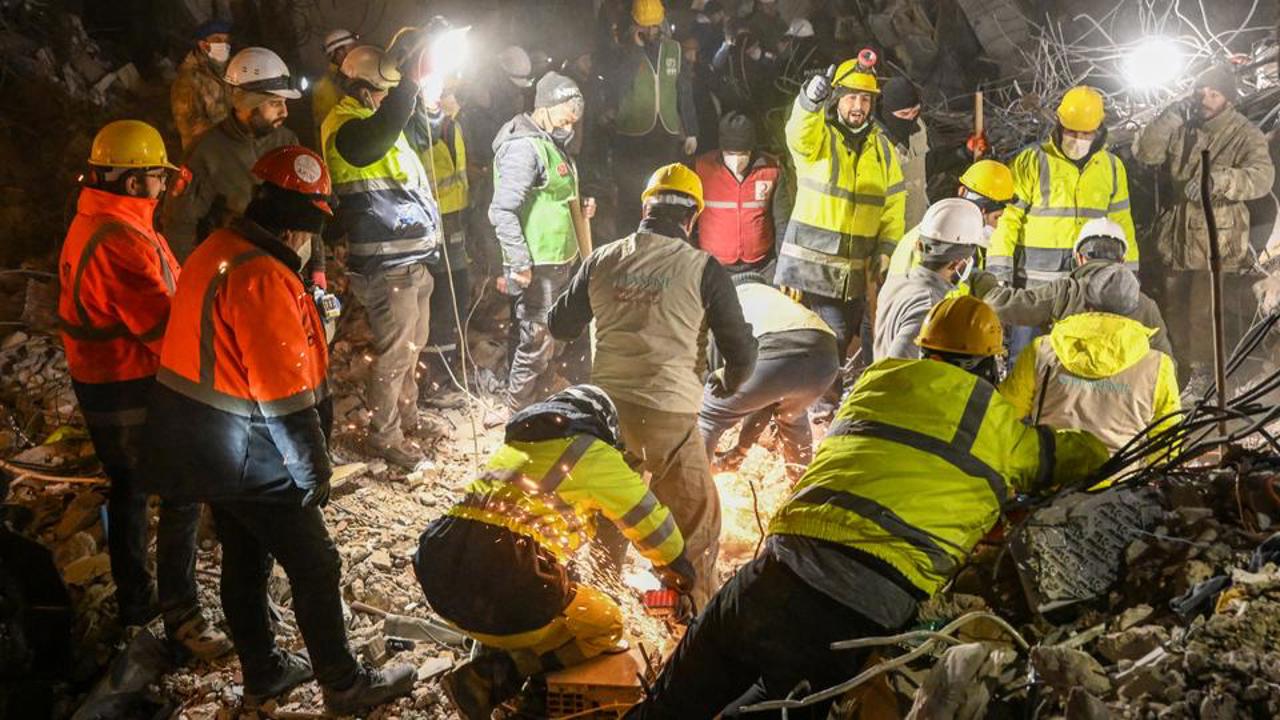Землетрясение в Турции и Сирии: После недельных поисков спасателям удалось найти выживших людей