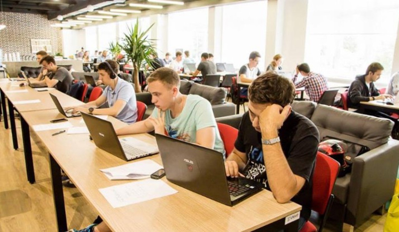 Profesiile viitorului, tot mai populare printre tineri. Universitățile investesc în laboratoare și echipamente moderne