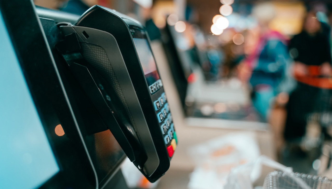 В Молдове жители сел смогут снимать деньги с карты на кассах в магазинах