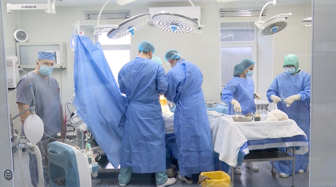 Operații de sute de mii de lei, fără cheltuieli din buzunarul pacienților: Cât costă un transplant cohlear sau de ficat 