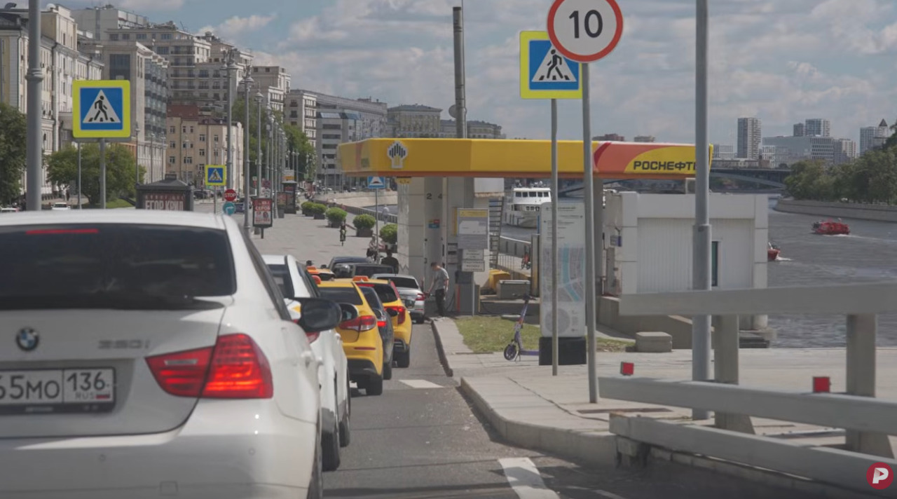 Penuria de benzină lovește și Moscova. Șoferii stau la cozi interminabile