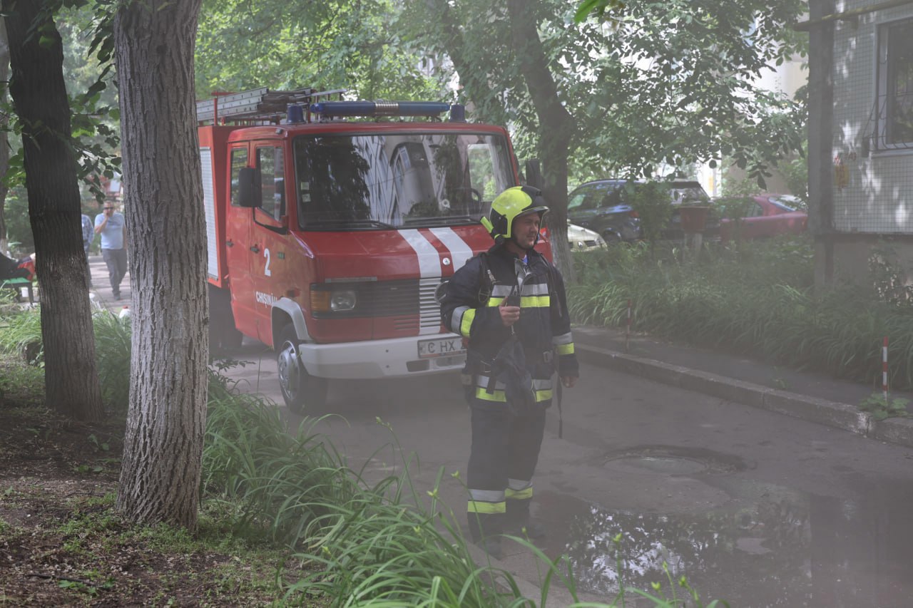 Incendiu în cartierul Telecentru. Cinci echipe de pompieri, la fața locului