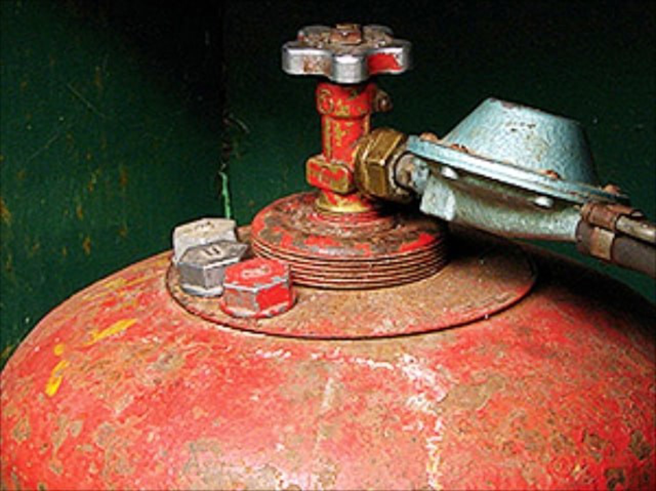 Explozie într-o locuință, provocată de o scurgere de gaz: o persoană, transportată la spital cu arsuri