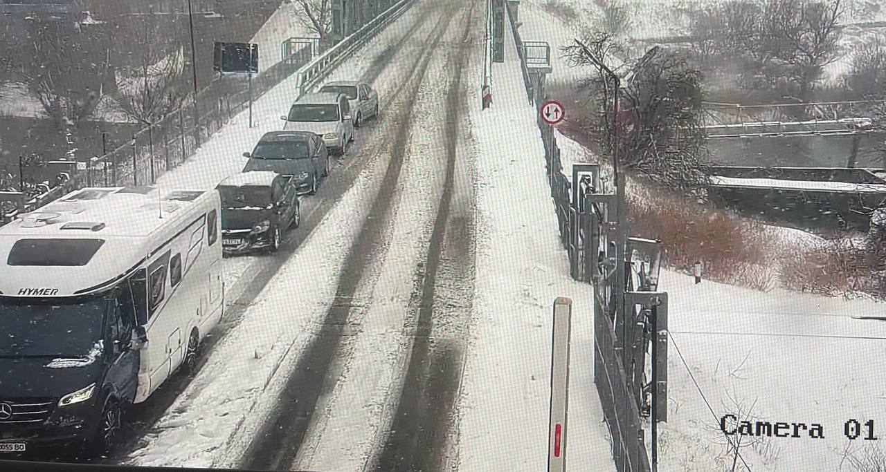 Снегопад нарушил движение на границе. Запрещён въезд грузовиков через КПП Джурджулешты-Рени