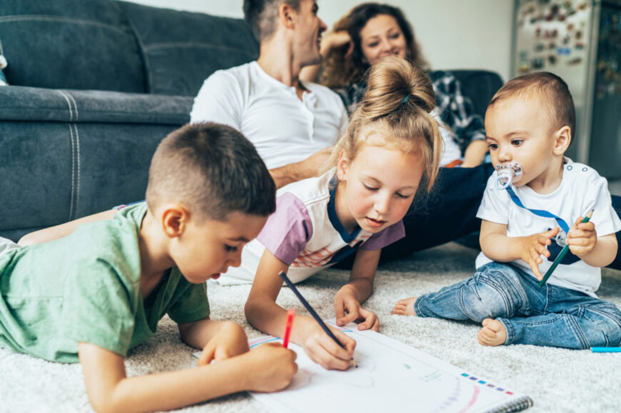 Demograf: Pentru a asigura echilibrul demografic, familiile din R. Moldova trebuie să aibă cel puțin trei copii