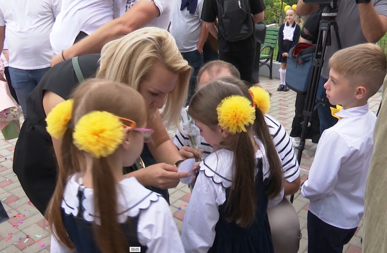 Emoții de nedescris pentru o familie cu tripleți: copiii au pășit pentru prima dată pragul școlii 