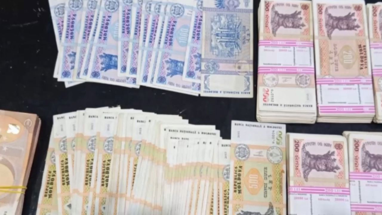 Jumătate de milion de lei pentru „angajați bancari” falși: Curierul schemei, reținut în flagrant delict