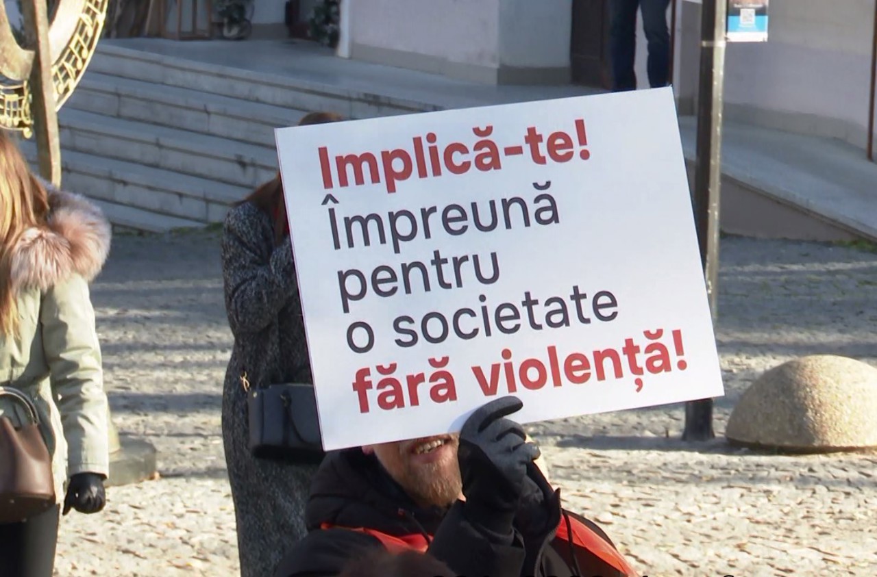 Campania „16 zile de activism”// Peste 400 de persoane au protestat împotriva violenței în familie