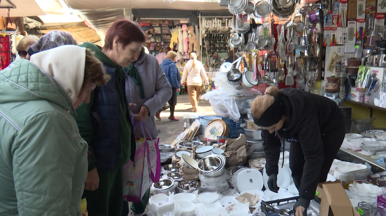 Piața Centrală, plină de cumpărători înainte de Paștele Blajinilor