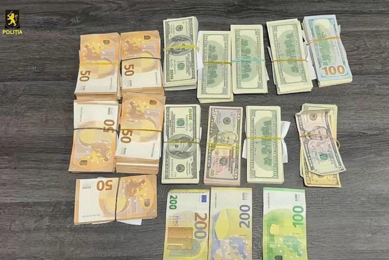Milioane de lei găsite în mașina și casa unui tânăr din Chișinău: Banii urmau să fie convertiți în criptomonede