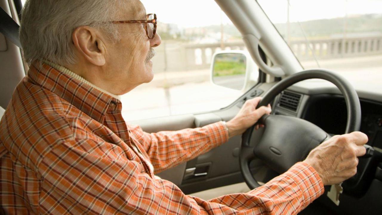 Șoferii trecuți de 70 de ani vor avea permise cu valabilitate limitată