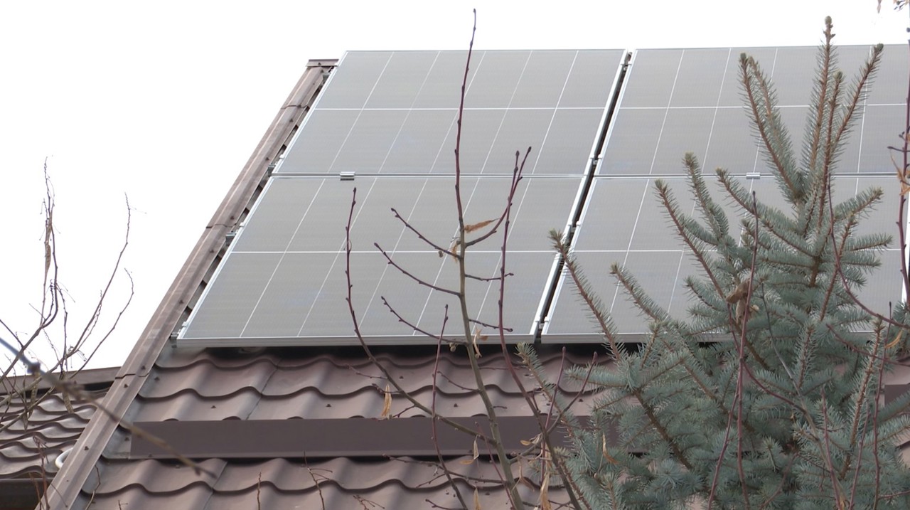 Programul „Casa Verde”: Un locuitor din Floreni a scăpat de facturi și planifică să vândă energie electrică