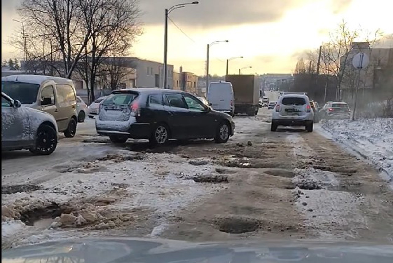 Gropi pe drumurile din Chișinău: 15 echipe, pregătite să intervină pentru reparații, anunță primarul capitalei