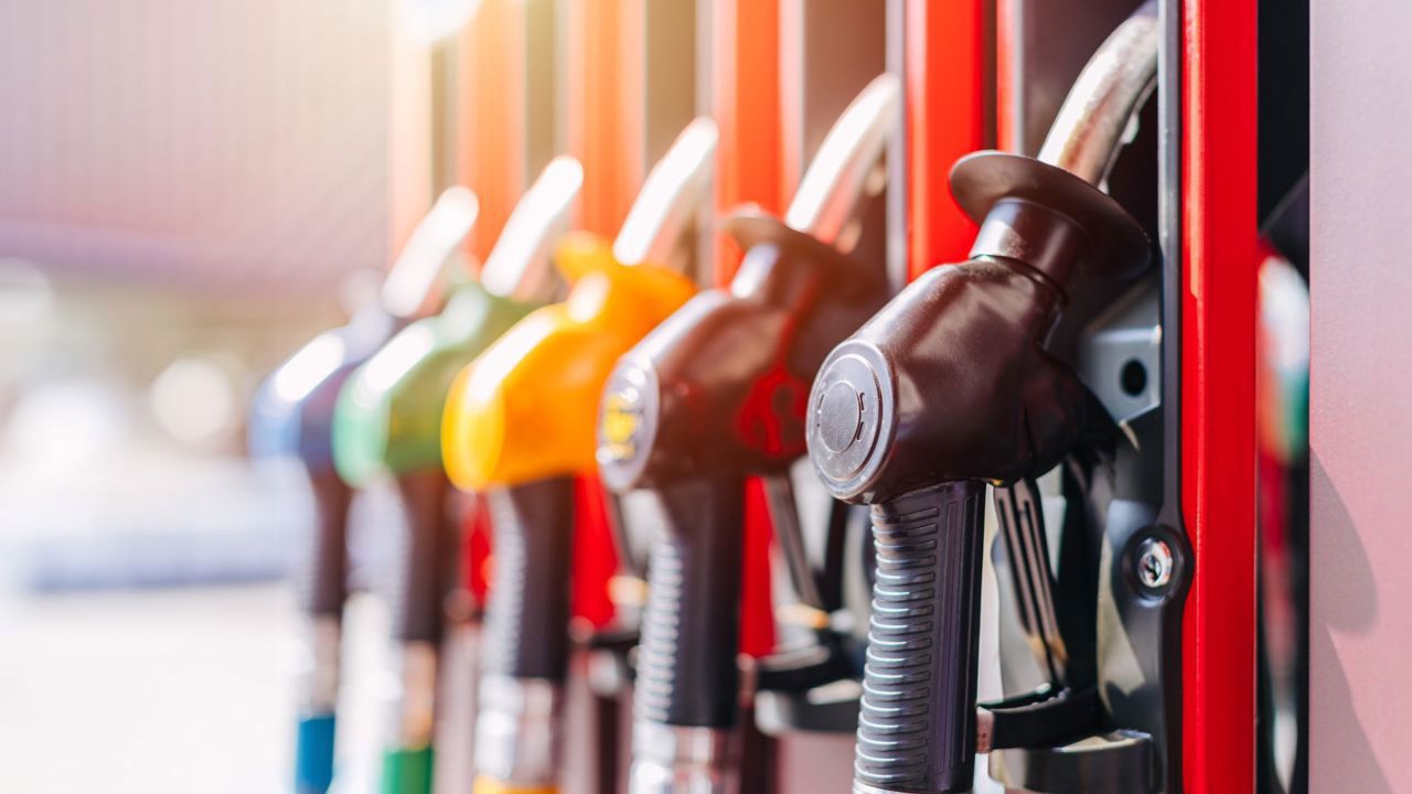 Motorina și benzina se scumpesc din nou: Un litru de benzină va costa peste 35 de lei