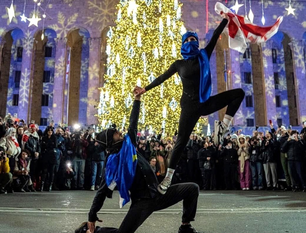 Protest neobișnuit în Georgia. Manifestanții au dansat „Khorumi” în fața Parlamentului 