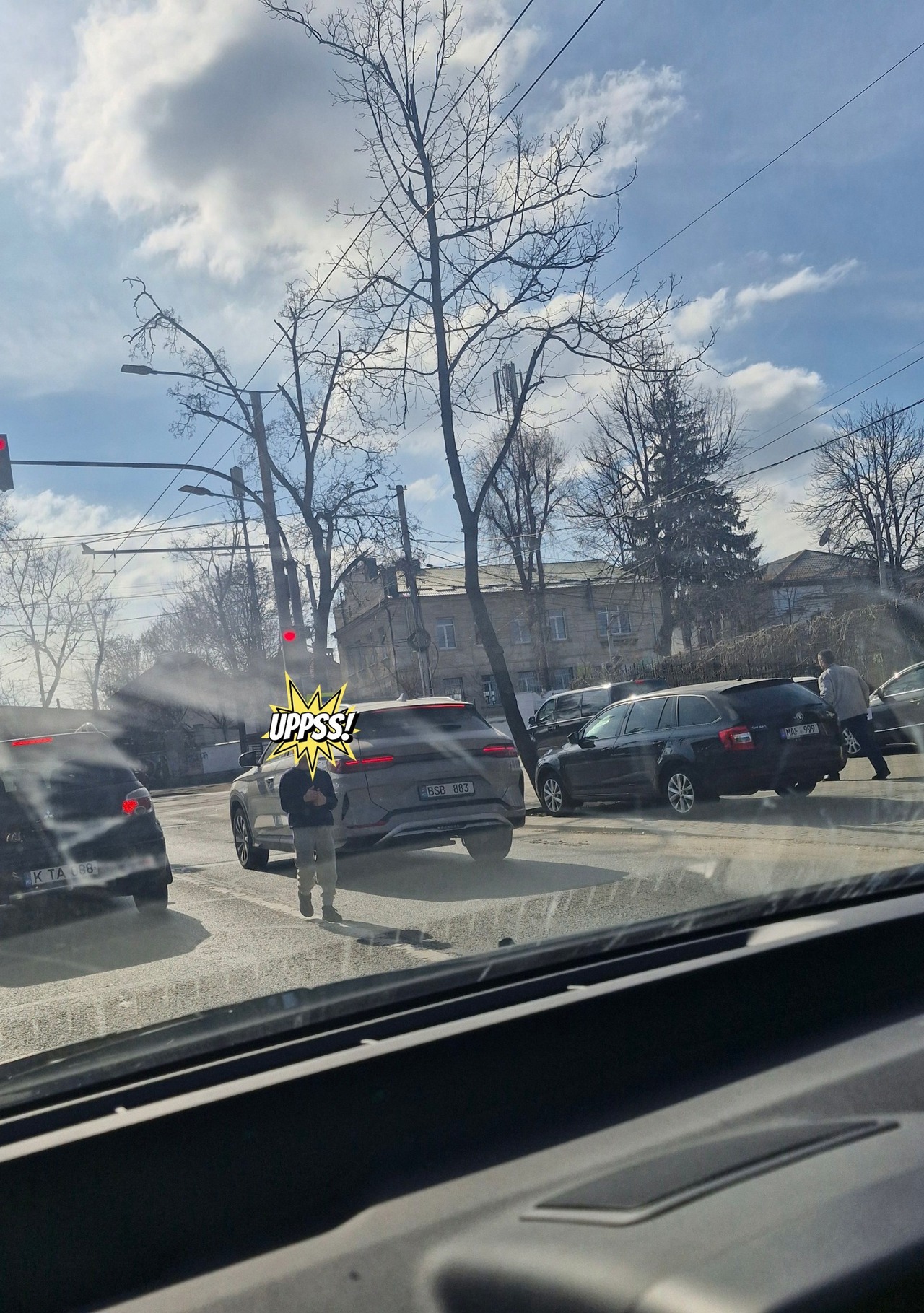 Tot mai multe cazuri de cerșit în trafic: avertismentul poliției