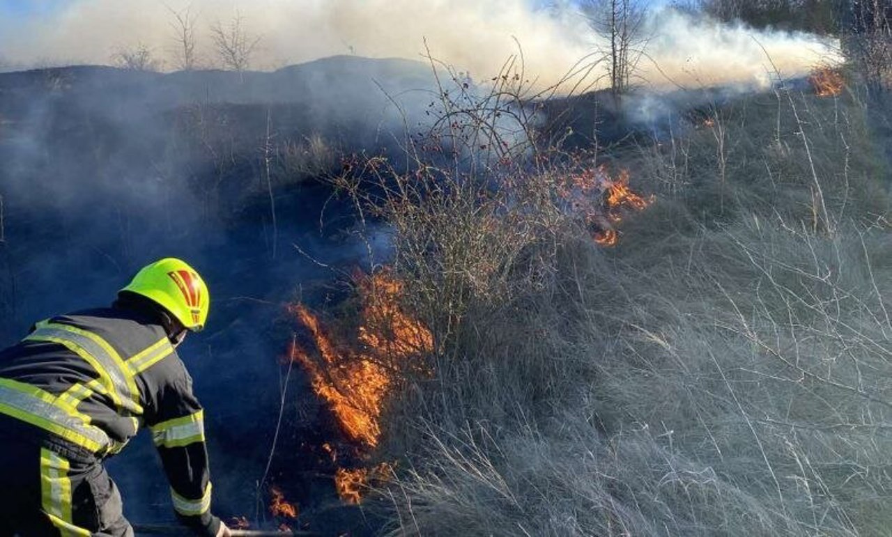 В Глодянском районе мужчина пострадал во время тушения сухой травы. Предупреждение спасателей