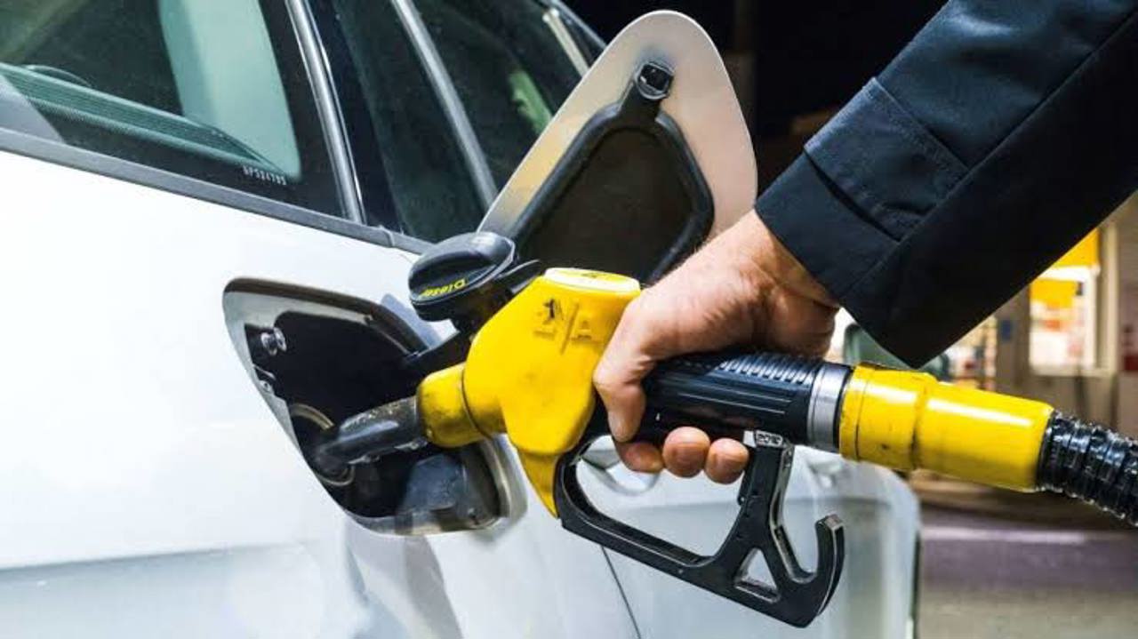 O nouă scumpire a carburanților: Benzina trece de 32 de lei, iar motorina va costa aproape 33 de lei 