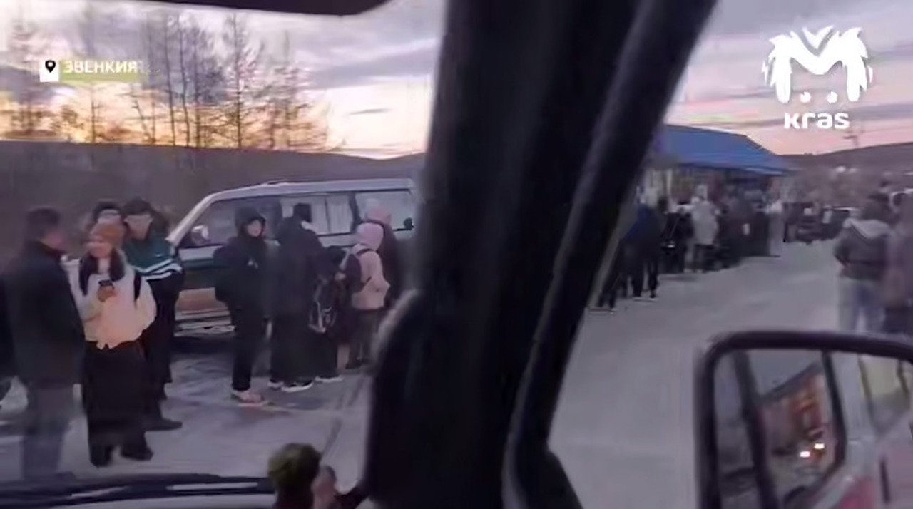Criză alimentară într-o localitate din Siberia: Oamenii stau ore în șir la cozi pentru cartofi, lapte și ouă