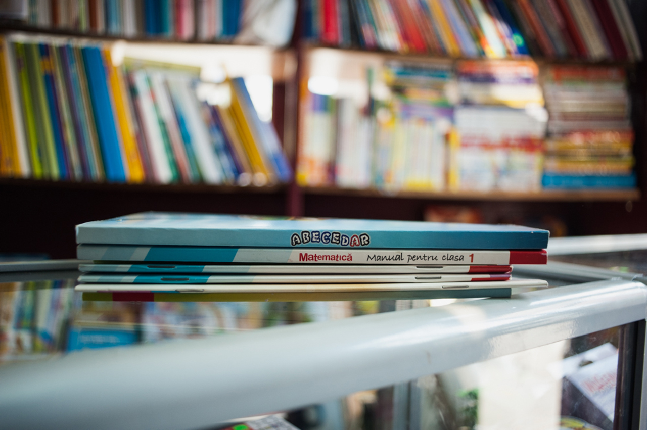 Societatea civilă recomandă Ministerului Educației să modifice procedura de achiziție a manualelor școlare