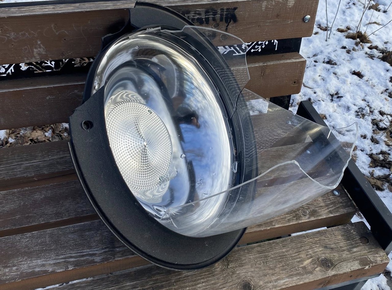 Bunuri publice dintr-un parc din capitală, distruse în prima zi a anului: ce pedeapsă riscă făptașii