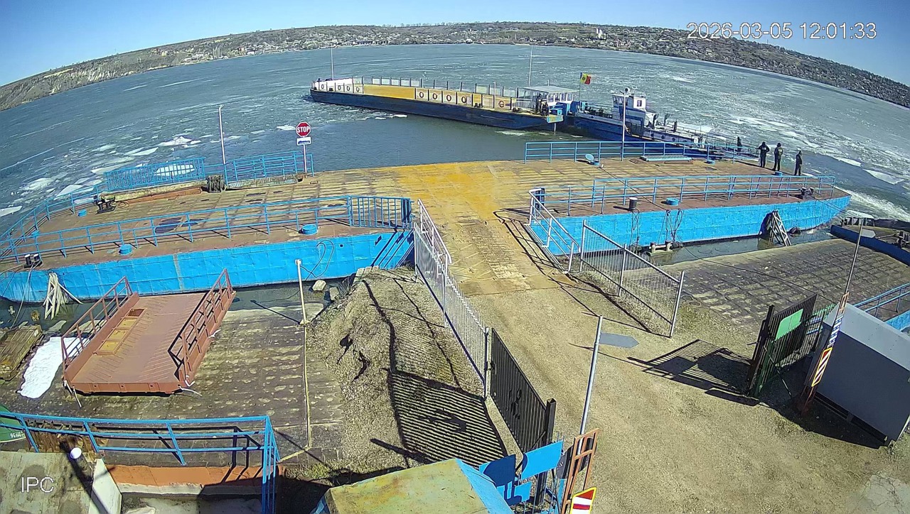 Паромная переправа в Моловате возобновила работу