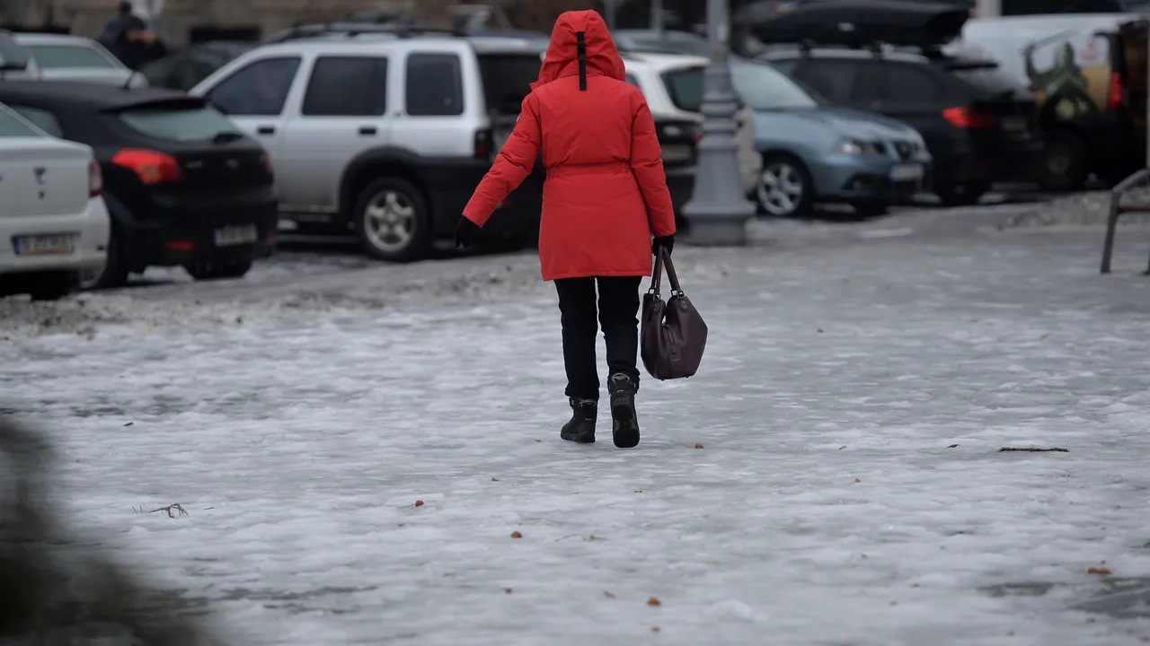 Drumurile din întreaga țară s-au transformat în patinoare: „Lunecăm, sunt curățate doar arterele principale”