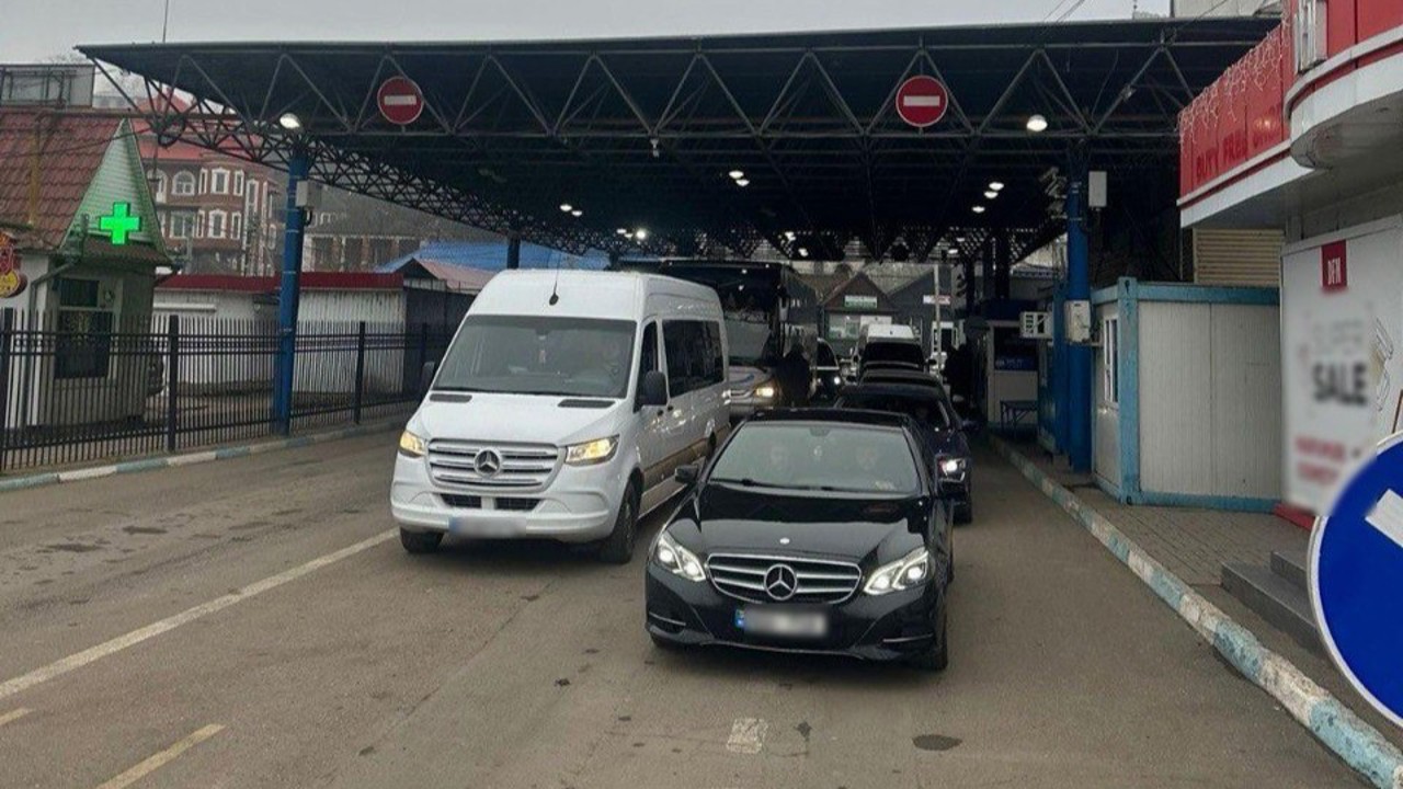 Heavy traffic at the Otaci–Moghilev-Podolsk customs following the suspension of border crossings at Palanca and Tudora