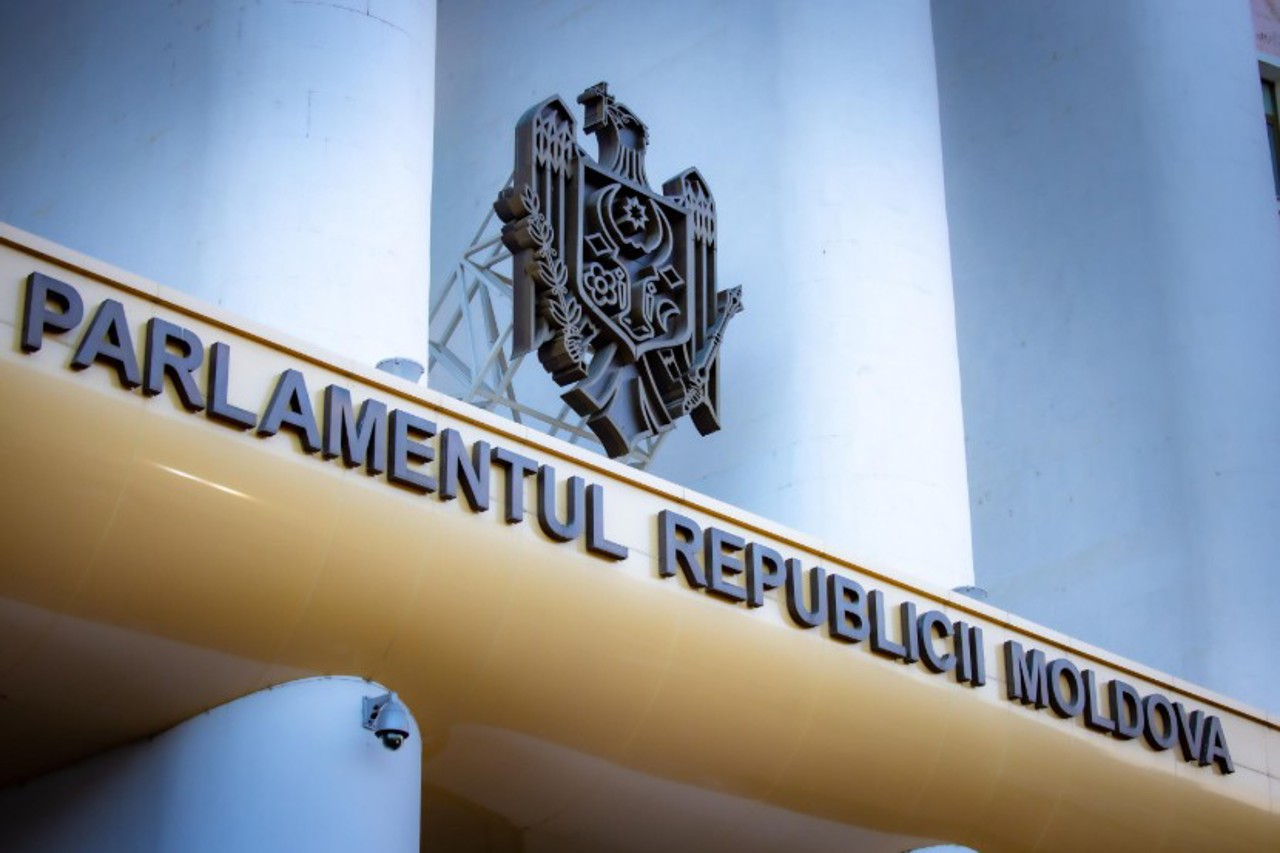 Expert, despre sesiunea extraordinară a Parlamentului: Ritmul accelerat de adoptare a legislației UE amintește de perioada preaderării României