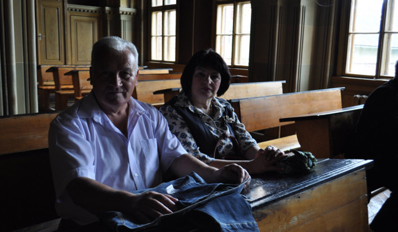 lyberti.com - Dumitru Amihalachioaie împreună cu soţia Tamara, în una din aulele Facultăţii de Filologie a Universităţii cernăuţene