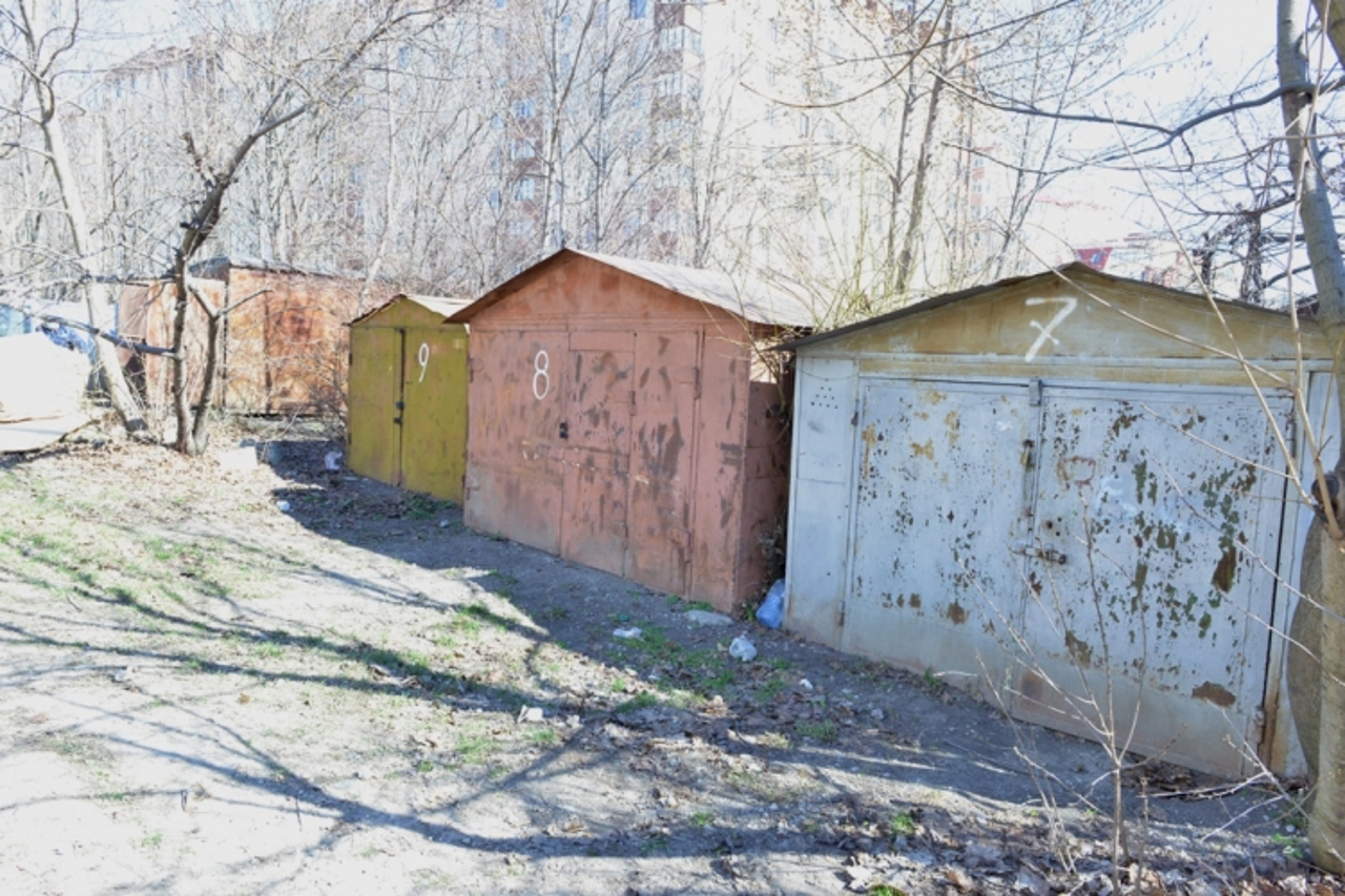 Spațiile ocupate de garaje metalice, transformate în parcări: Construcțiile ilegale ar putea fi evacuate