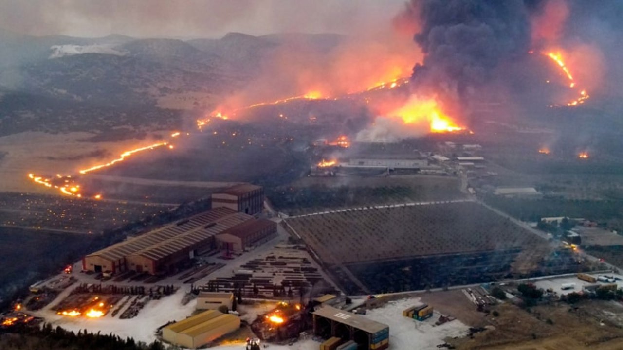 Grecia: Ordine de evacuare la periferia orașelor Volos și Lamia, din cauza unui nou front de incendiu