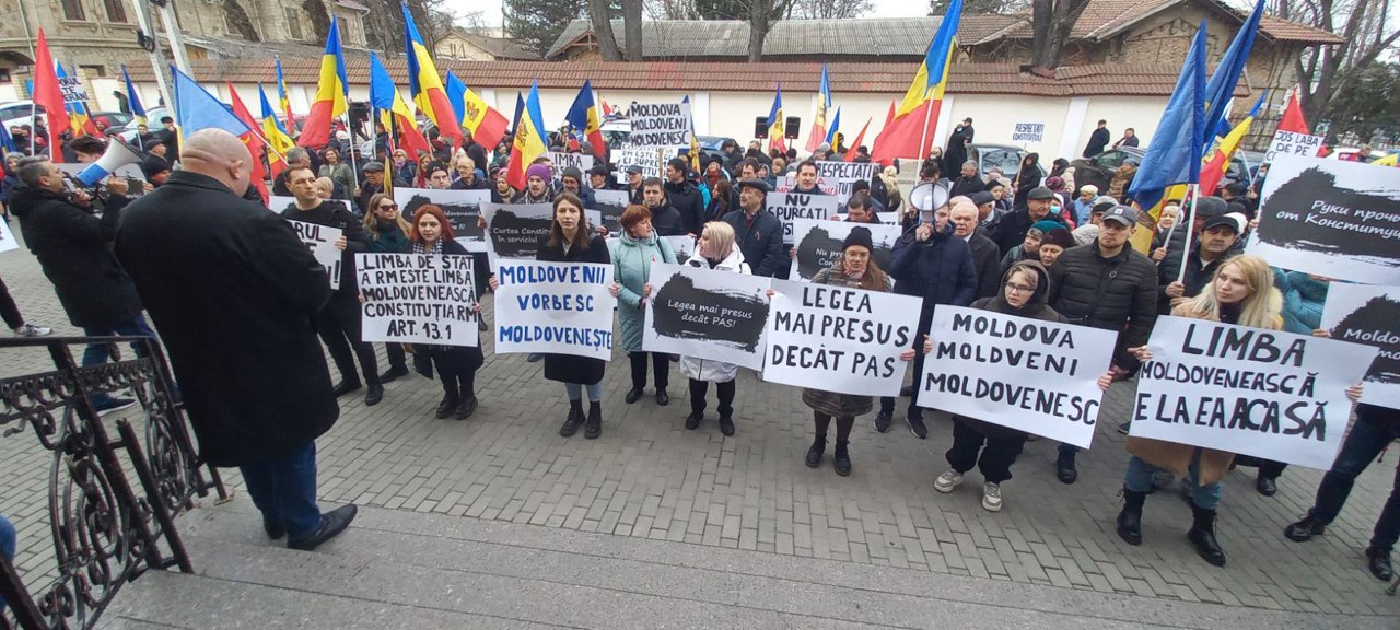 Protest în fața Curții Constituționale: Deputații BCS sar în apărarea „limbii moldovenești”. Reacția PAS