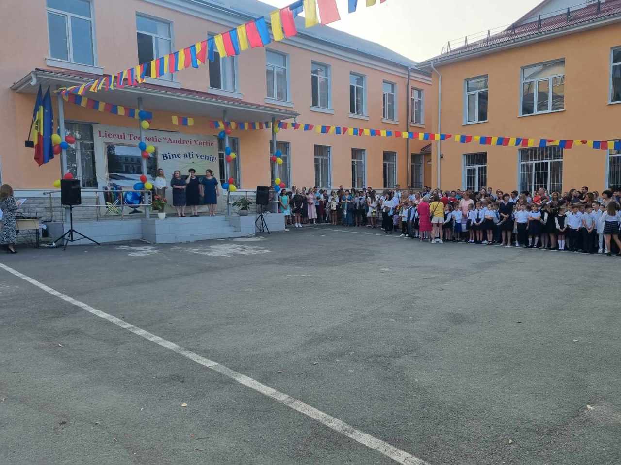 În acest an de studii Liceul Teoretic "Andrei Vartic" din Ialoveni are cu 56 de copii mai mulți. Aceștia vin din satele unde au fost lichidate clasele liceale