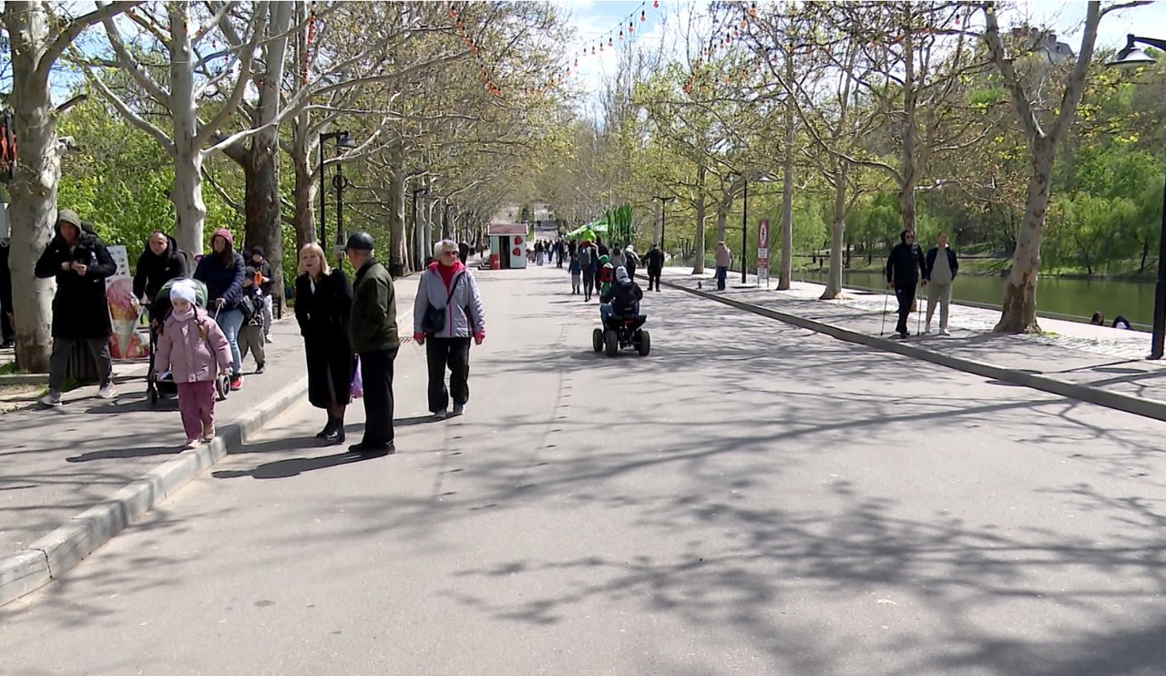 Plimbări în oraș și zi obișnuită în sate, așa au marcat moldovenii ziua de 1 mai 