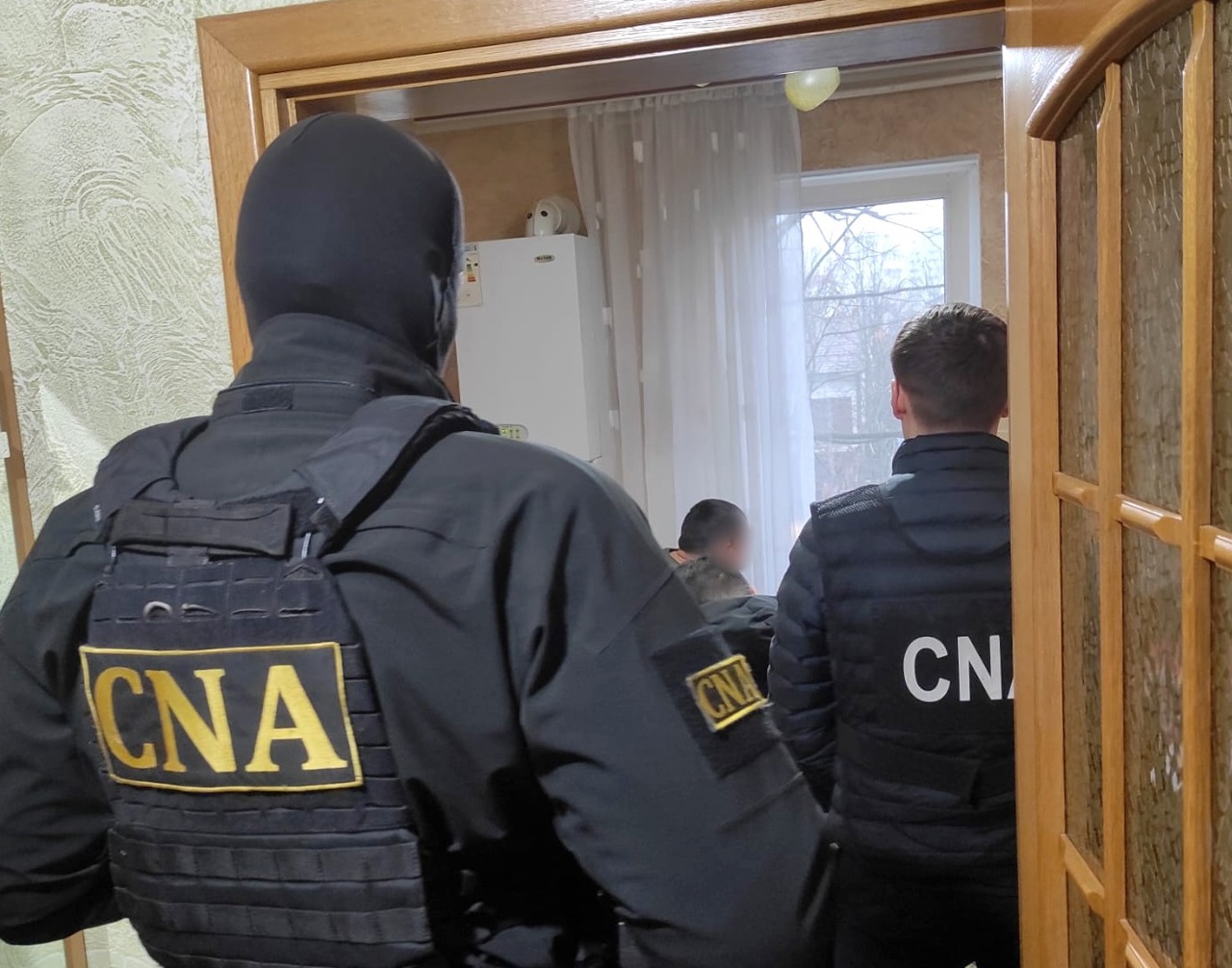 Percheziții la Comrat și Cahul în dosarul permiselor de conducere false. O persoană, reținută de CNA