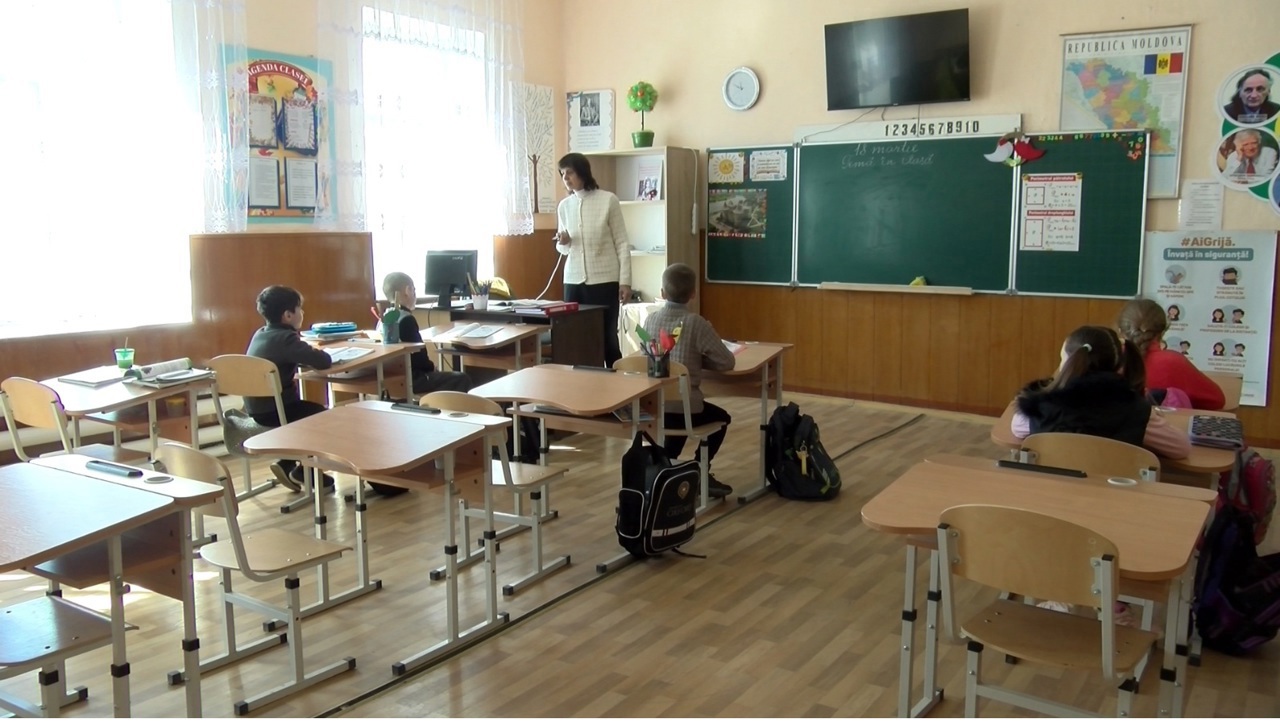 Parliament Speaker Igor Grosu urges patience as teachers protest for fair pay