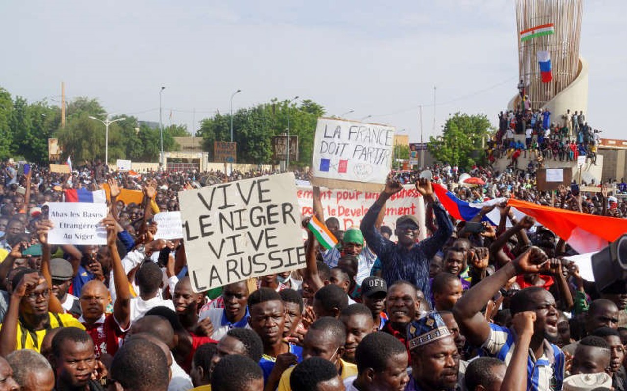 Violențe în fața ambasadei Franței din Niger: Macron spune că „nu va tolera niciun atac”