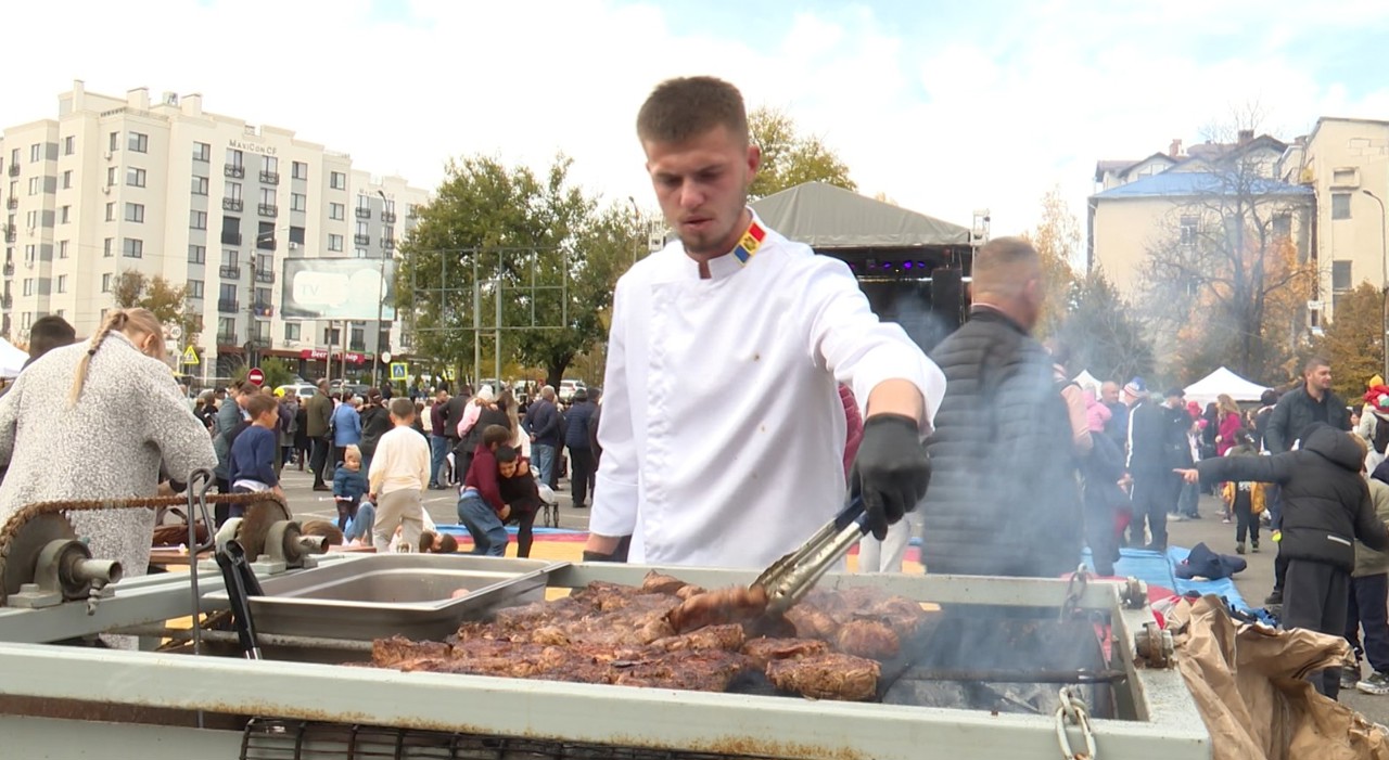 Hramul orașului Ialoveni, sărbătorit cu dansuri și bucate tradiționale