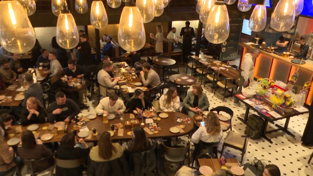 Singers and influencers served as waiters for a night for charity