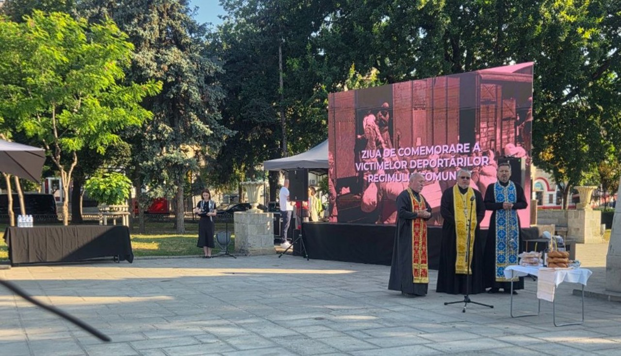 „Ei voiau ca toți să stea în genunchi. Regimul sovietic nu suporta demnitatea”: Conducerea R. Moldova a comemorat victimele deportărilor din 1949 