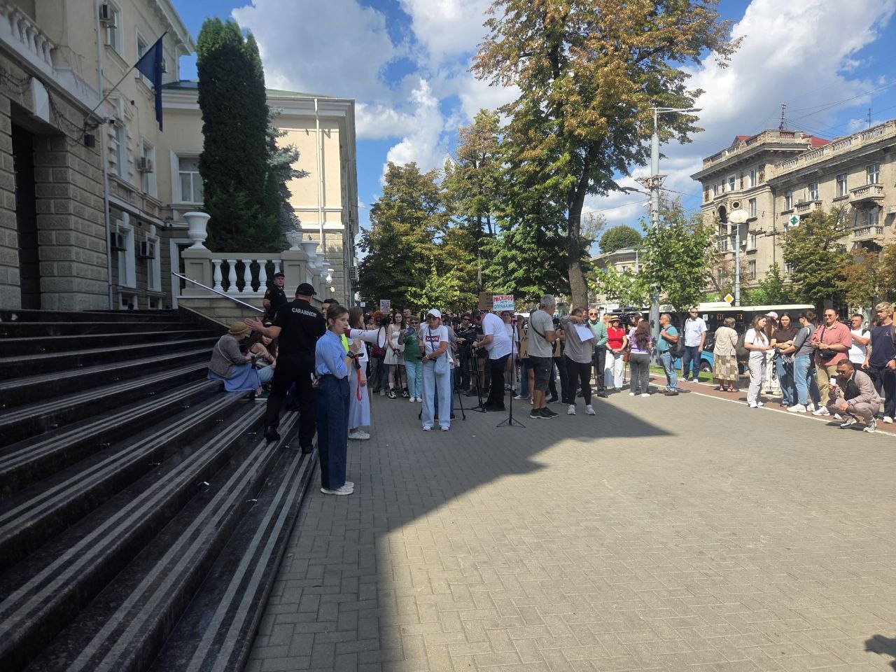 „Statul tace, femeile mor!”: Stare de urgență și reforme în sistemul de protecție a victimelor violenței domestice, cerute de protestatari