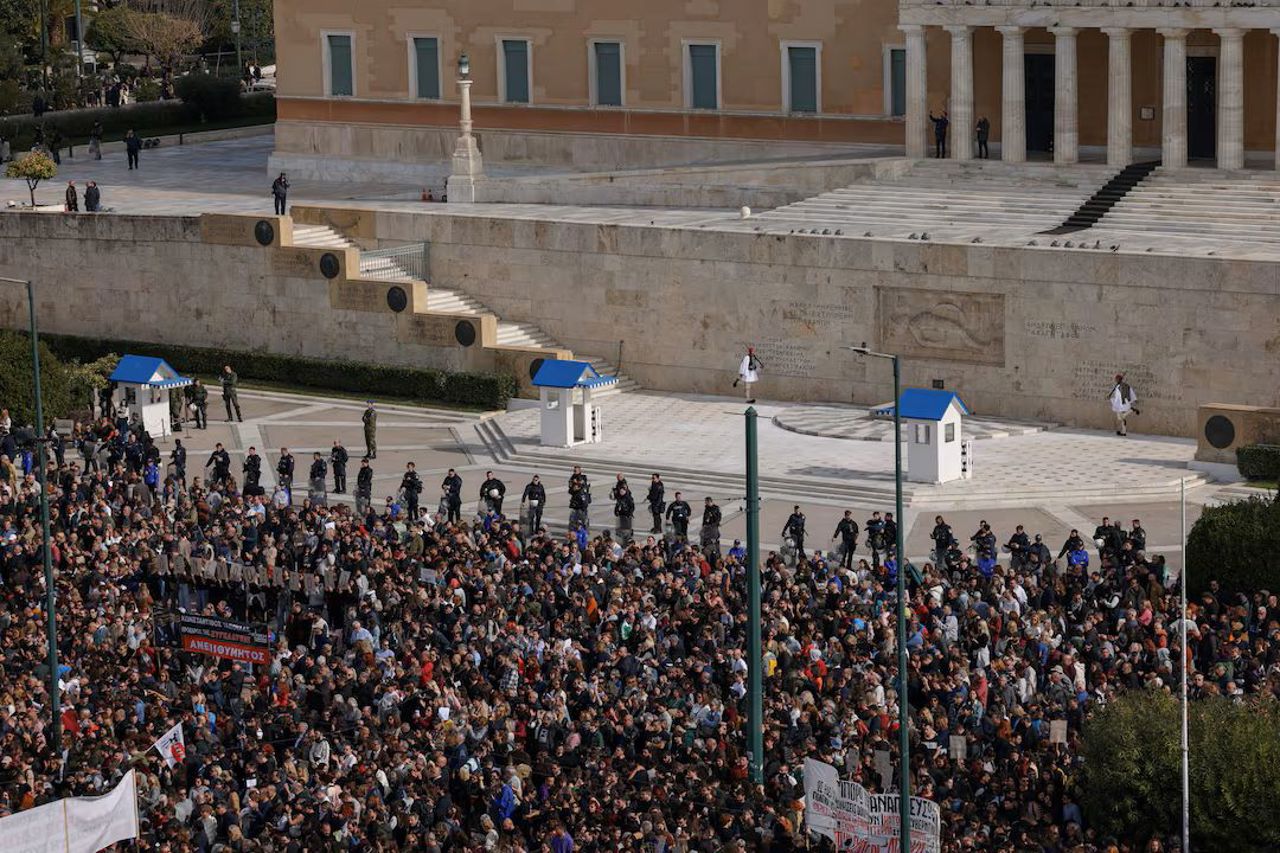 Grecia: Zeci de mii de manifestanți cer dreptate pentru victimele catastrofei feroviare din februarie 2023