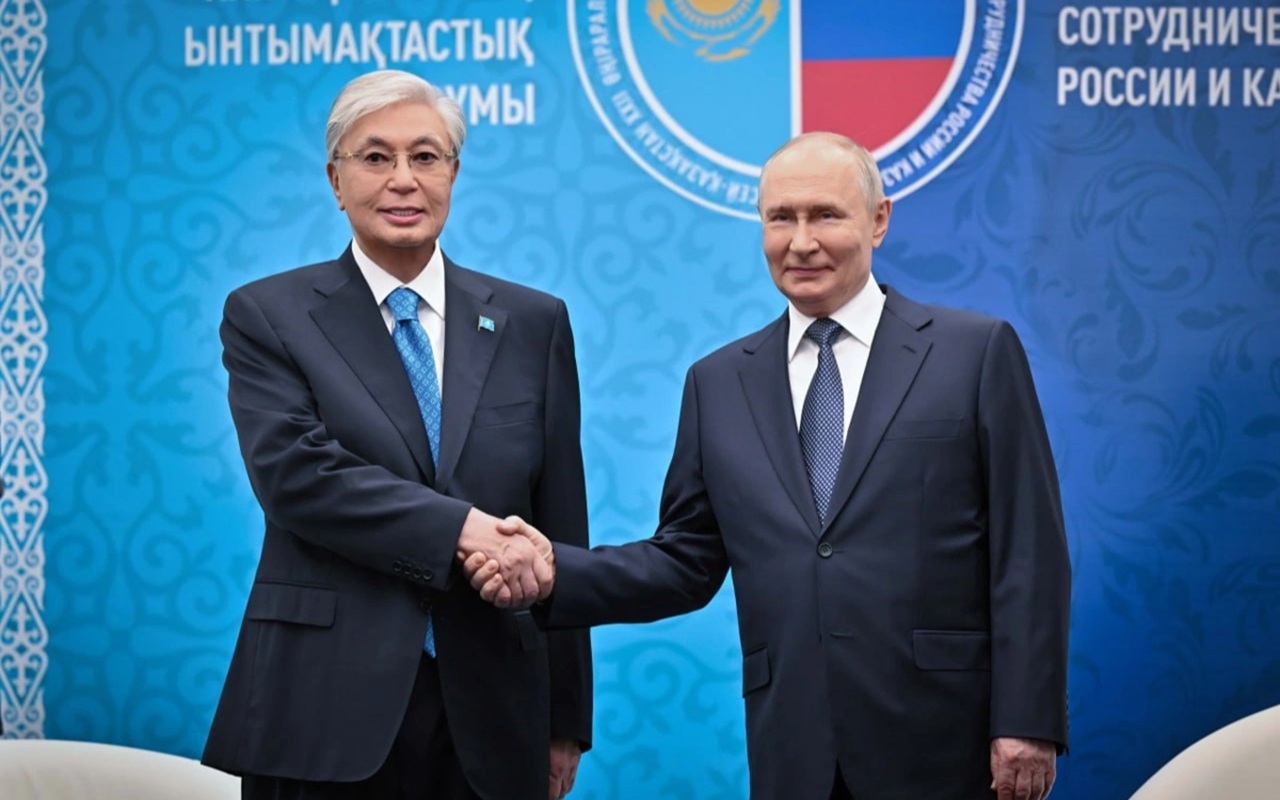 Președintele kazah îl îndeamnă pe Putin să înghețe războiul în Ucraina. Reacția Moscovei: „S-ar putea încheia astăzi, dacă Kievul ar lua deciziile corespunzătoare” 
