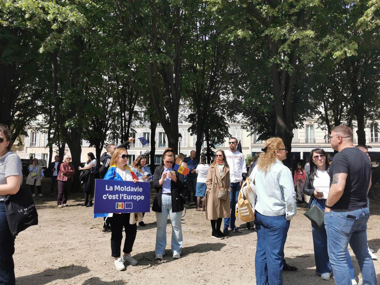 The National Assembly in Paris: Moldovans gathered near the French Ministry of Foreign Affairs