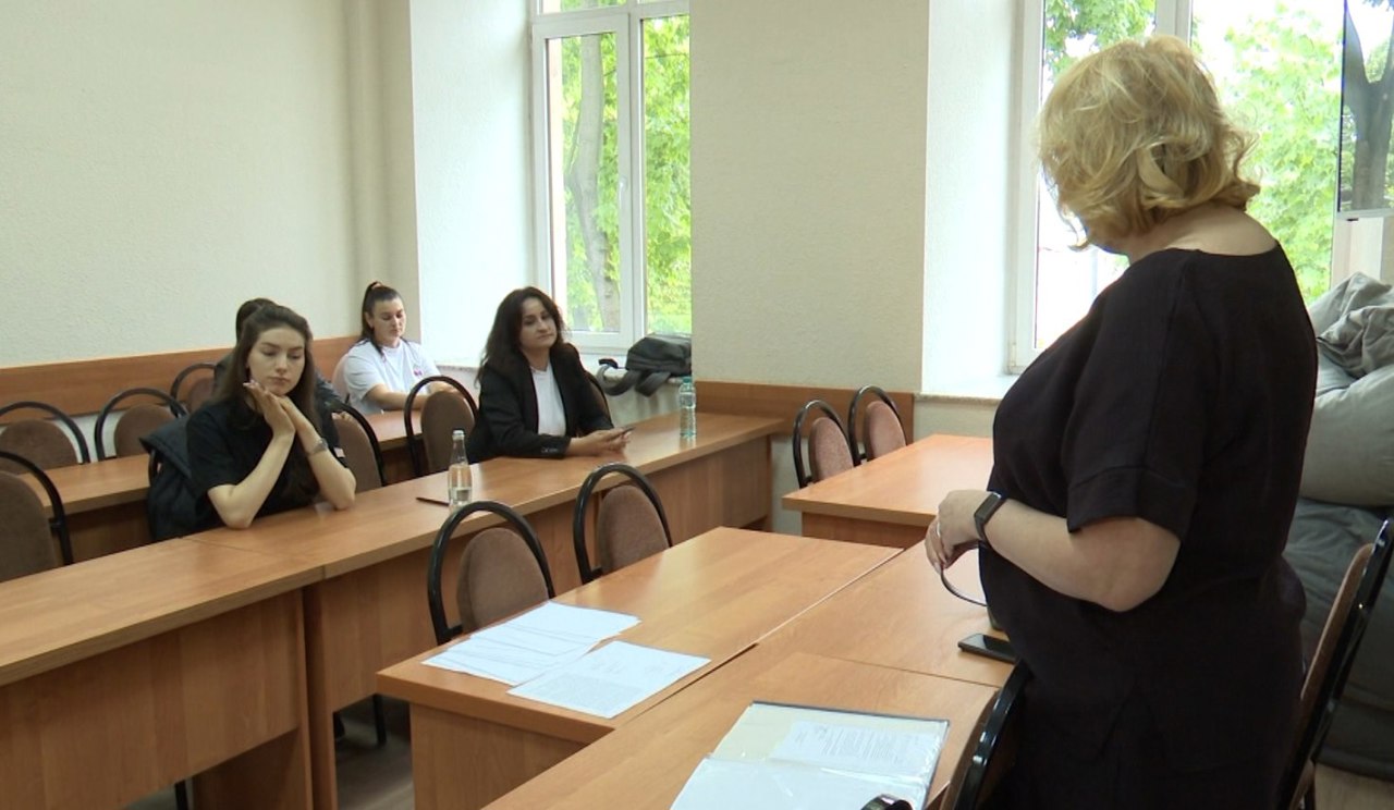 Facultatea de acasă: Cum reușesc studenții să combine studiile cu jobul și familia
