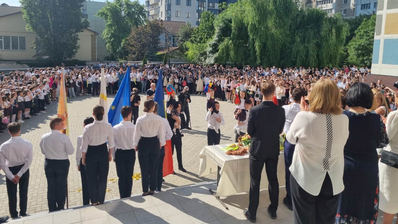FOTO Ultimul sunet de clopoțel la Liceul „Mihai Viteazul”: Elevii se bucură de venirea vacanței iar liceenii au emoții pentru examenele de BAC