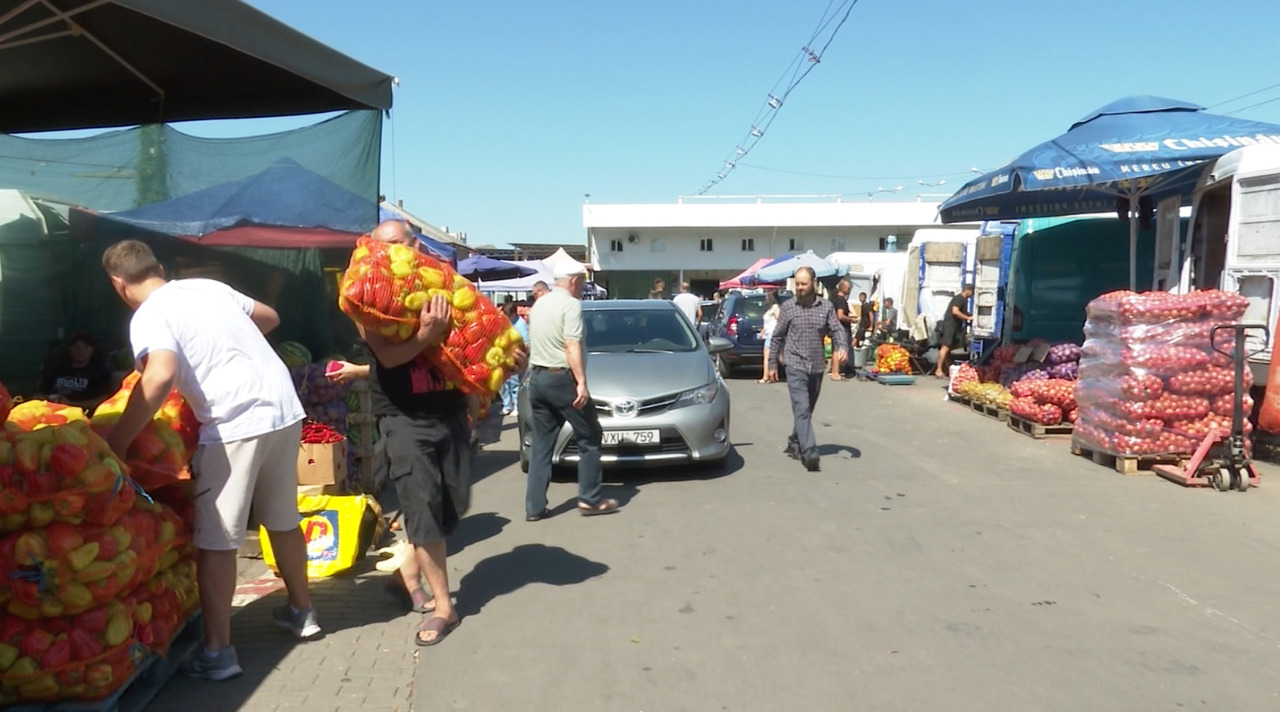 Forfotă în piețele din Chișinău: Gospodinele fac provizii pentru iarnă, în ciuda prețurilor 