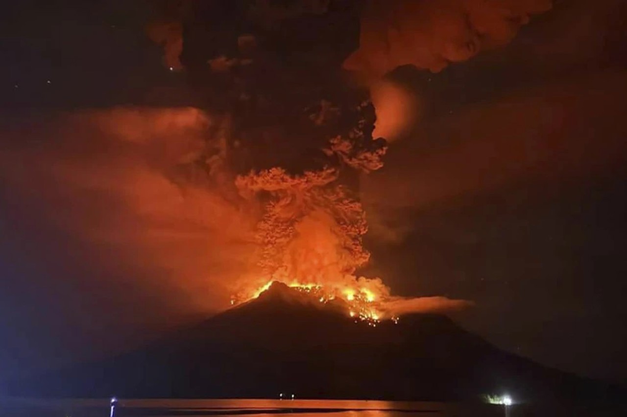 AP / În această fotografie difuzată de Agenția Regională de Management al Dezastrelor Sitaro (BPBD Sitaro), lava topită fierbinte strălucește în craterul Muntelui Ruang în timp ce acesta erupe în Insulele Sanguine, Indonezia, miercuri, 17 aprilie 2024